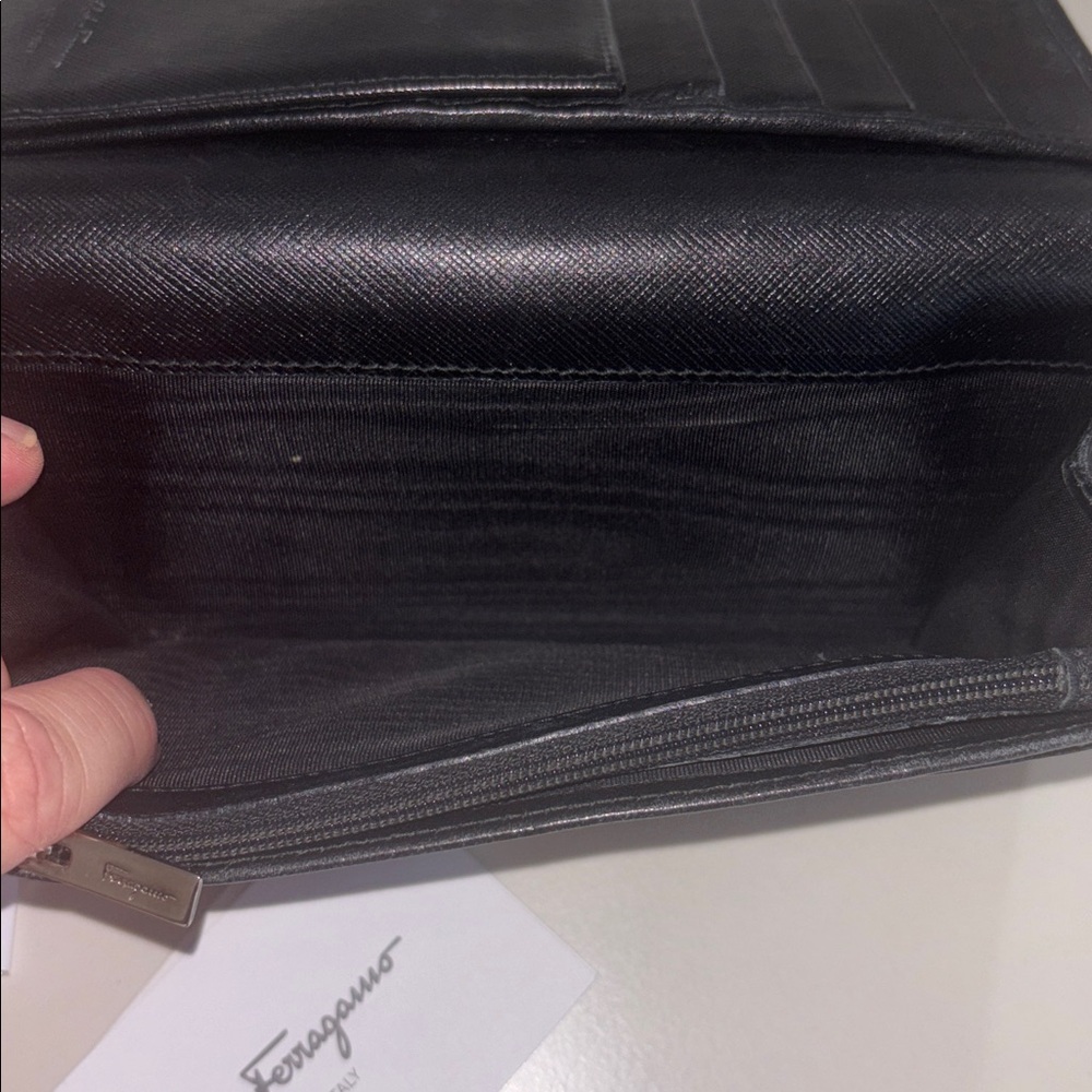 Gorgeous Ferragamo wallet with COA - Picture 4 of 7